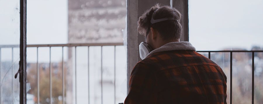 construction worker wearing a respirator